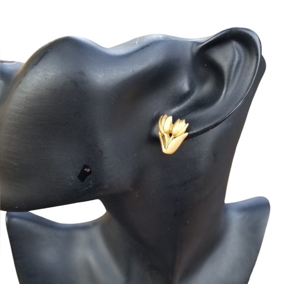 VINTAGE MATTE GOLDTONE TULIP FLOWER STUD EARRINGS - Picture 2 of 4